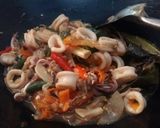 Foto langkah ke 4 dari resep Tumis cumi pedas.