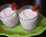 स्ट्रॉबेरी मिल्क शेक (Strawberry Milk Shake Recipe In Marathi) रेसिपी स्टेप 2 फोटो 