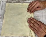 Foto del paso 3 de la receta: Trenza de hojaldre de tarta de queso y arándanos