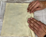 Foto del paso 3 de la receta: Trenza de hojaldre de tarta de queso y arándanos