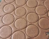 Foto del paso 5 de la receta: Alfajores de chocolate bien artesanales. EXQUISITOS!!!!