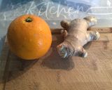 Foto del passaggio 2 della ricetta Vellutata di zucca all'arancia e zenzero, con pinoli tostati e pepe tostato e pestato
