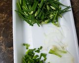 Hình bước làm 2 của món Tép xào bông hẹ