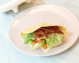 Foto langkah ke 4 dari resep Tortilla Wrap With Smoked Beef And Chicken Burger.