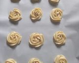 A picture of step 2 of Piping cookies.