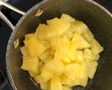 Foto del paso 5 de la receta: Postre en vasitos de piña al brandy