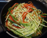 Foto del paso 6 de la receta: Tallarines de verduras con gambas en su salsa