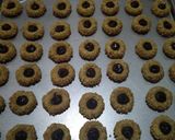 Foto langkah ke 3 dari resep Peanuts tumbprint cookies.