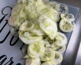 Une image de l'étape 4 de Salade de tomates et concombre à l’oignon rouge et persil.