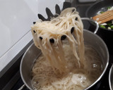 Foto del paso 2 de la receta: Noodles con pollo y verduras al wok