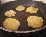Foto del paso 3 de la receta: Tortitas de calabacín y 🥕con salsa de yogur🍽️sin gluten