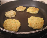 Foto del paso 3 de la receta: Tortitas de calabacín y 🥕con salsa de yogur🍽️sin gluten