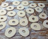 Foto del paso 5 de la receta: Rosquitas MUY RICAS y Fáciles de hacer (con harina leudante)