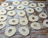 Foto del paso 5 de la receta: Rosquitas MUY RICAS y Fáciles de hacer (con harina leudante)