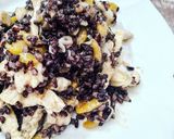 Foto del passaggio 9 della ricetta Riso venere con Pollo e Nespole caramellate