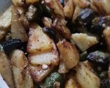 A picture of step 3 of Bhindi aloo.