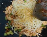Gambar langkah 5 resipi Ramen Noodles Stir Fry.