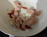 Foto langkah ke 2 dari resep Tumis Buncis Telur Sosis.