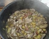 Foto del passaggio 3 della ricetta Vellutata di Funghi con Patate Rosse e Briciole di Speck Croccante