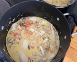 A picture of step 3 of Creamy seafood pasta.