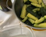 Foto del passaggio 4 della ricetta Zucchine marinate al basilico e menta