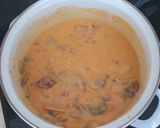 Tejfölös kolbászos gomba paprikás recept fázis 3 fotója