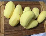 Une image de l'étape 1 de Pommes de terre et courgettes au bouillon de chapon.
