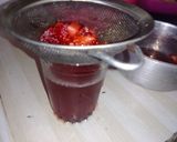 صورة لخطوة 1 من وصفة تحلية الفراولة 🍓 بالطبقات البنة منحكيلكمش 🥰😋