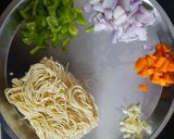 A picture of step 2 of Vegetable sizzler with barbecue noodles.