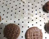Foto langkah ke 3 dari resep Kue Kering Coklat 4 Bahan Tanpa Oven.