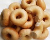 Foto langkah ke 4 dari resep Donat mungil tanpa telur, tanpa mikser tanpa ulen.