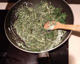 Une image de l'étape 1 de Œufs Cocotte aux Épinards et Bacon.