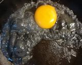 Foto del paso 4 de la receta: Huevo frito negro🥚🍳💀