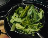 A picture of step 1 of Potol’er Khosha Bata/Parwal Peels Paste.