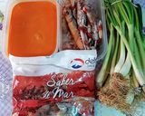 Foto del paso 1 de la receta Sopa de marisco congelado y fresco con fondo de cebolletas
