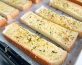 Foto langkah ke 7 dari resep Garlic Bread Sat Set Modal Roti Tawar.