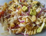 Foto del paso 3 de la receta: Ensalada de tirabuzones, palta y más