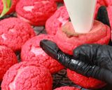 Foto langkah ke 13 dari resep Red Velvet Choux Au Craquelin.
