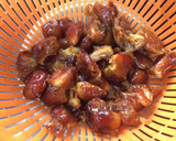 A picture of step 1 of Peanuts and dates sweet.