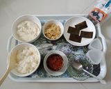 Hình bước làm 1 của món Onigiri bằng khuôn cho bé tập làm cơm nắm