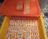 Foto del paso 1 de la receta: Revuelto de salmón fresco y gambas