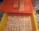 Foto del paso 1 de la receta: Revuelto de salmón fresco y gambas