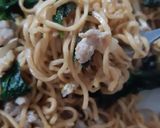 รูปขั้นตอนการทำที่ 3 ของ "มาม่าผัดกะเพราหมูสับ" 🍜🥩🌱