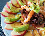 Foto del paso 8 de la receta: Ensalada de manzana y aguacate con alga dulce y gamba roja