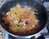Foto del paso 3 de la receta: Pollo encebollado al ras el hanout propio infusionado en azafrán
