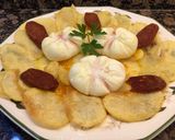 Foto del paso 7 de la receta Patatas chips, chorizo crujiente picante y huevos flor
