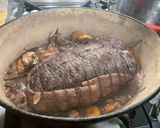 Une image de l'étape 9 de Rôti de cerf mariné au vin, légumes et herbes.