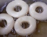 A picture of step 5 of Mini coconut doughnuts.