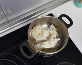 Foto del paso 2 de la receta: Trampantojo de turrón. Turrón de queso camembert y frutos secos