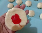 Foto langkah ke 4 dari resep Roti goreng isi strawberry.